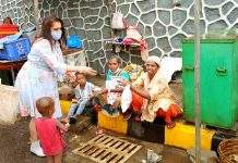Ekta Jain feeds the needy people on her birthday