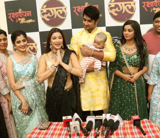 Rakshabandhan Cast Elated By Seeing Fans From America Come Down To Meet Them