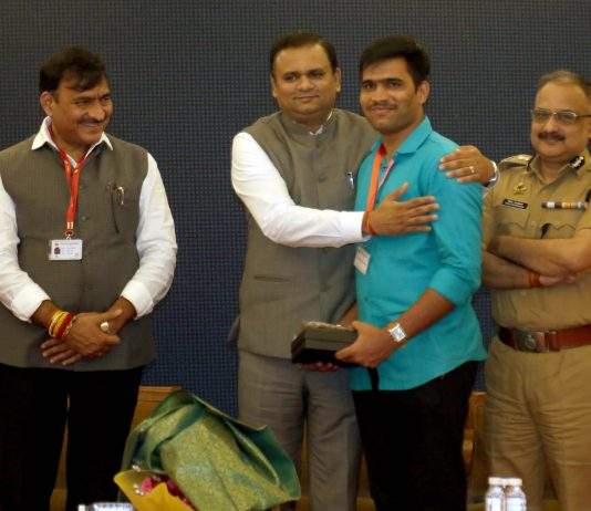 Rahul Narvekar , Vivek Phansalkar, CP attended Tab and Mobiles distribution to Orphans by Shrikant Bhartiya of Tarpan Foundation