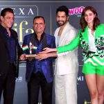 Salman Khan, Varun Dhawan & Ananya Pandey Felicitate Yogesh Lakhani For His Contribution