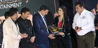 Bollywood Town magazine received the “Popular Magazine of the Industry”award at the Karrizmma Stars International Awards